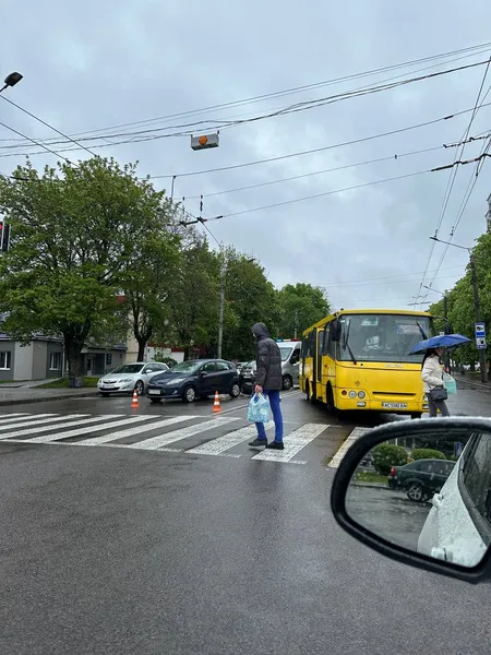 У центрі Луцька зіткнулися маршрутка і легковик – є потерпілі (фото)