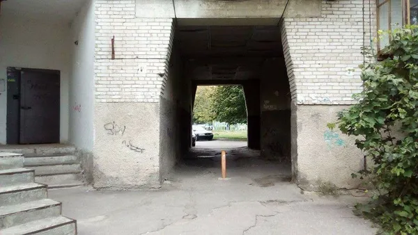 Муніципали Луцька демонтують самовільні шлагбауми та обмежувачі руху у дворах