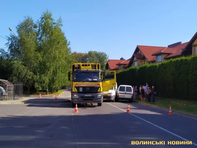 Бус, сміттєвоз і легковик: у Луцьку – аварія біля «Срібних лелек» (фото)