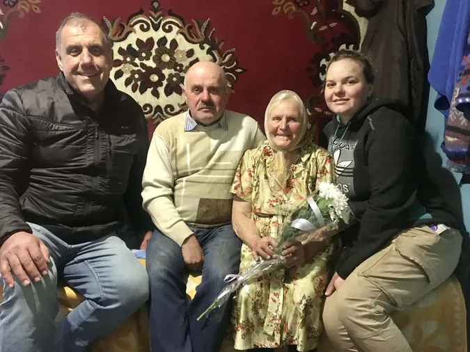 Має четверо онуків і п'ятеро правнуків: довгожителька з Волині відзначила 91-річчя (фото)