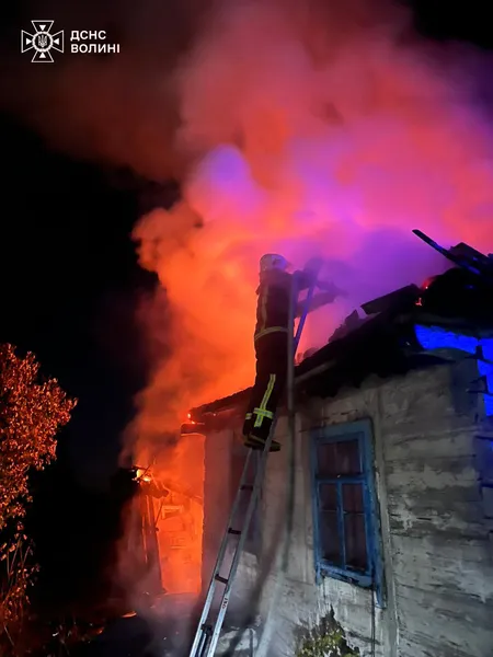 У Луцькому районі вночі дві години гасили пожежу (фото)