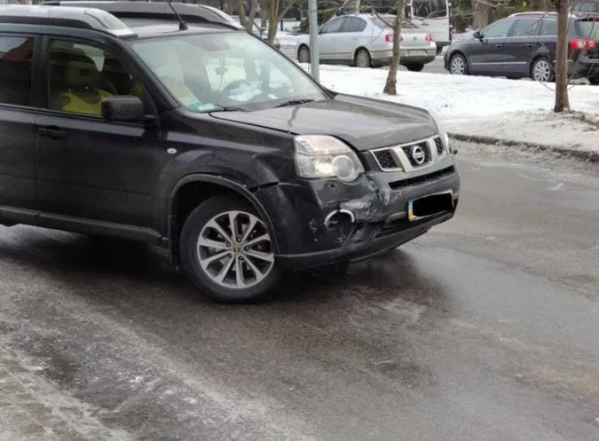 У Луцьку через слизьку дорогу на вулиці Кравчука сталася ДТП (фото)