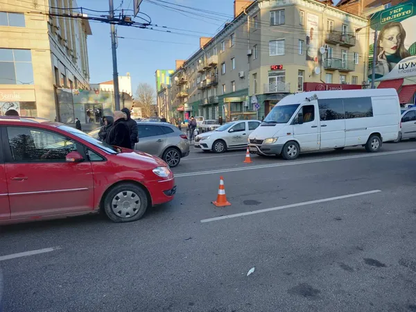 У центрі Луцька – ДТП за участю мотоцикліста: утворився затор (фото, оновлено)