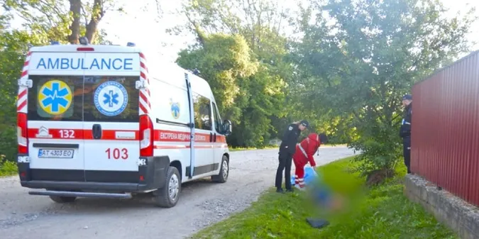 На Прикарпатті молодик жорстоко побив чоловіка й залишив його помирати у канаві (фото)