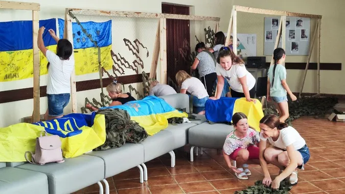 Плетуть і діти, і дорослі: у селі під Луцьком роблять маскувальні сітки для танкістів (фото, відео)