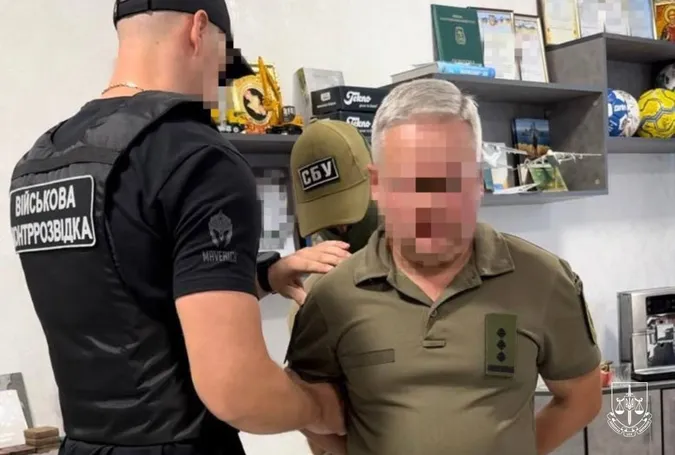 Двох очільників ТЦК затримали на Київщині – при обшуках знайшли понад мільйон доларів (фото)