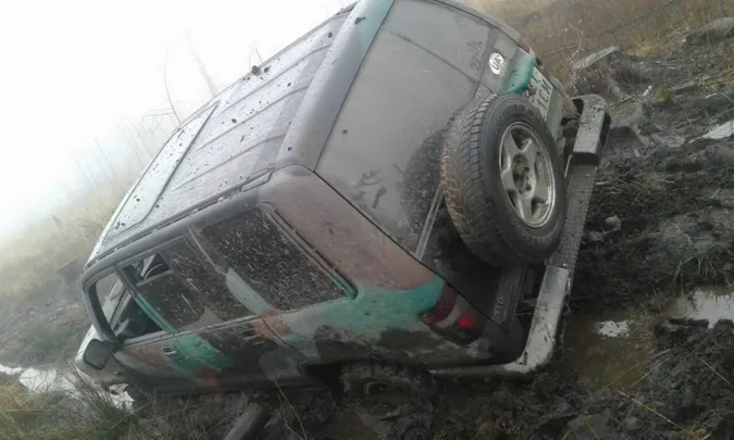 На Волині джип браконьєрів застряг у багнюці (фото)