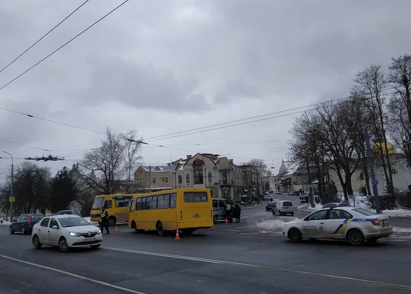 У Луцьку біля медколеджу не розминулися «опель» і маршрутка (фото)