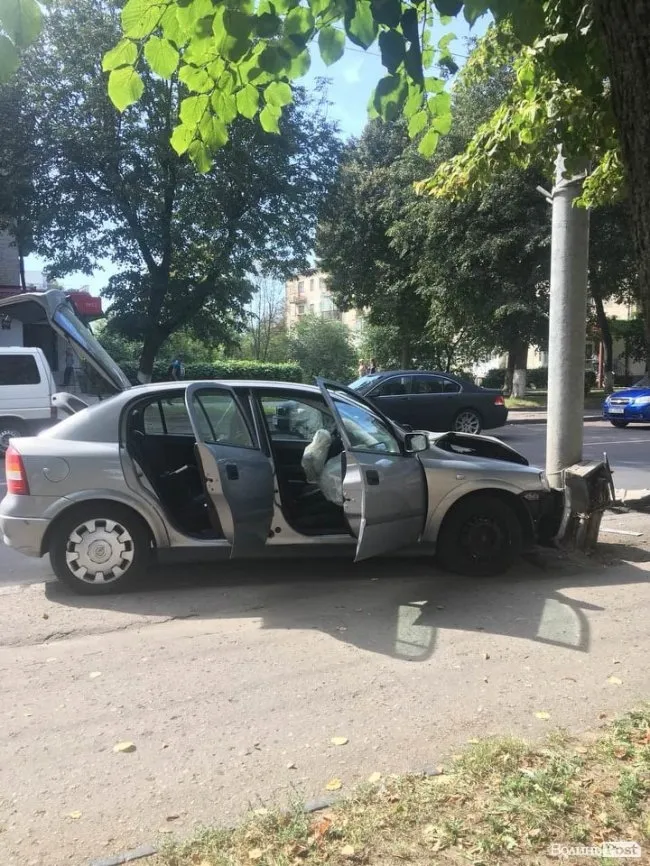 У Луцьку – аварія: Opel влетів у Renault і врізався у стовп (фото, відео) 