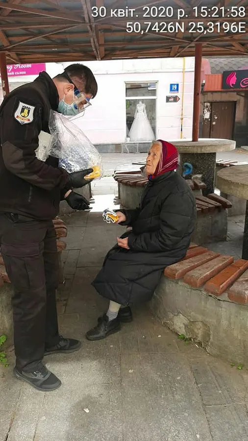 Муніципали роздали сотні саморобних масок від небайдужої лучанки (фото)
