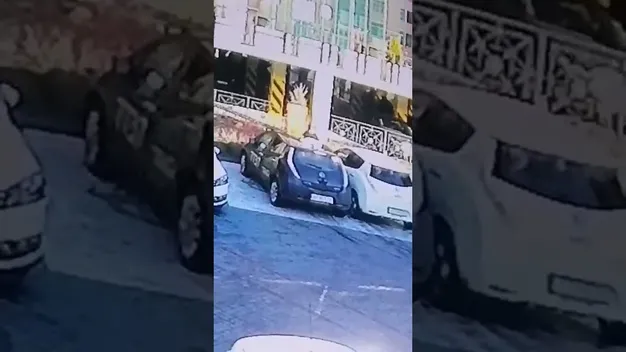 У Луцьку таксист вийняв зарядку з чужого авто, аби зарядити своє (відео)