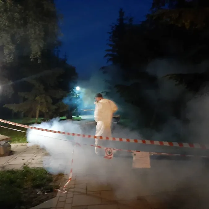 Як вночі в луцькому парку знищували кліщів та комарів (фото)