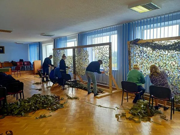 У «Луцькводоканалі» обладнали мініцех для виготовлення маскувальних сіток (фото)