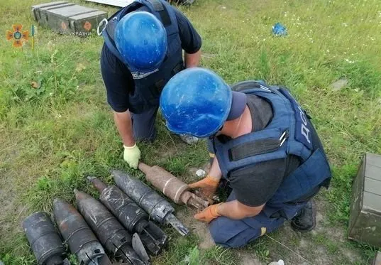 Волинські сапери продовжують розміновувати Чернігівщину (фото, відео)
