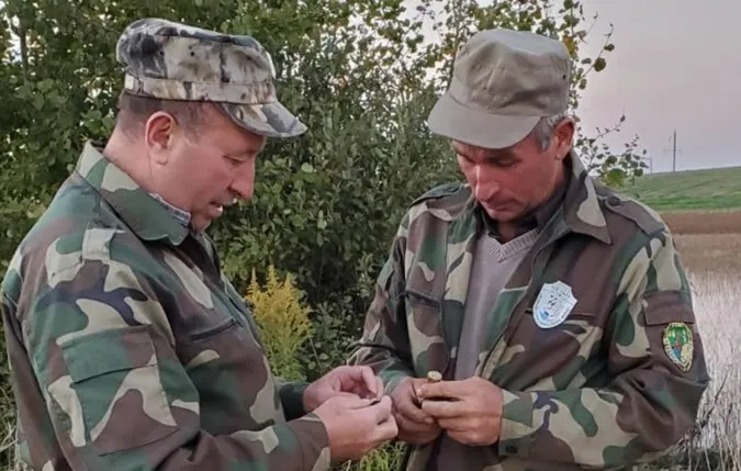 Волинські екоінспектори зловили браконьєра та палійку трави (фото)