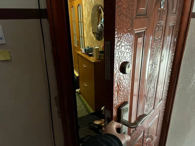 Заклинив замок: волинські рятувальники визволяли дворічного малюка з квартири (фото)