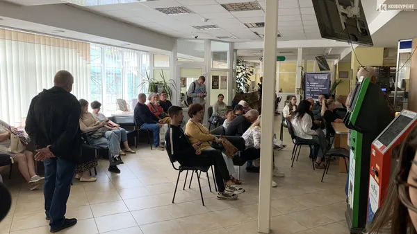 Тягнули до останнього: у Луцькому ЦНАПі – величезні черги (фото)