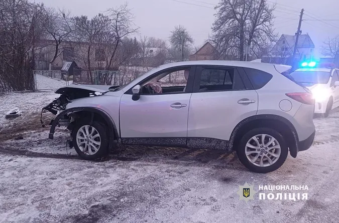 Під Луцьком Mazda злетіла у кювет – є травмовані (фото)