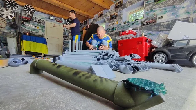 У селі під Луцьком волонтери роблять перископи для ЗСУ (фото, відео)
