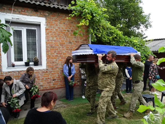Розпізнали лише за ДНК: на Волині попрощалися із Володимиром Олексюком (фото)