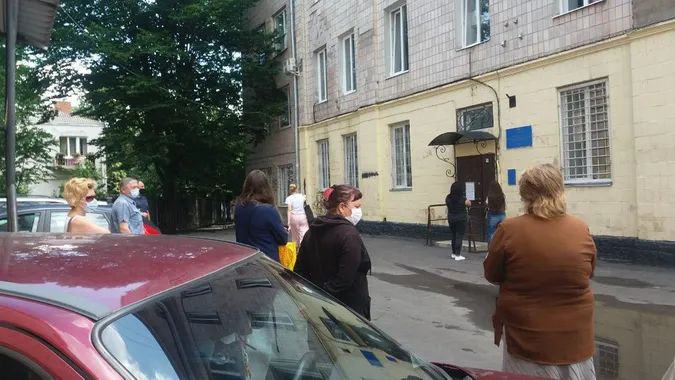 Лучани стоять у черзі, аби здати тест на коронавірус (фото)