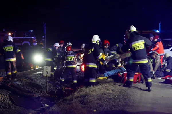 У Польщі електричка врізалася в автомобіль: загинуло троє українців (фото, відео) 