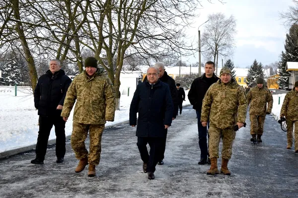 Володимир Петрович із представниками влади, бізнесу, лісівниками та волонтерами 