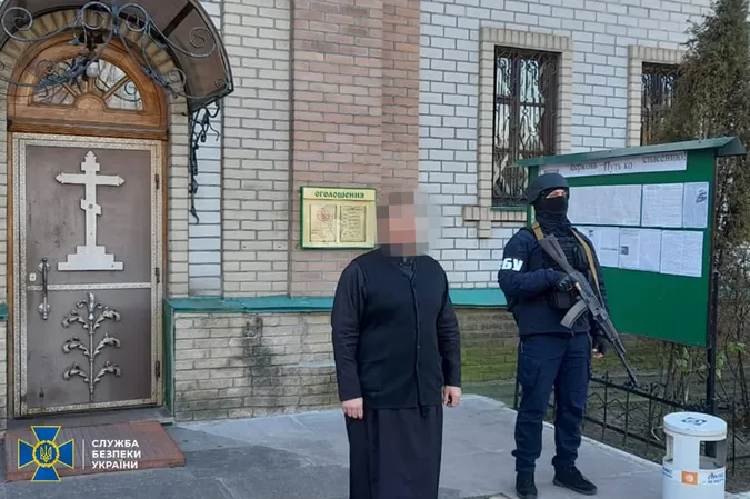 СБУ прийшла до УПЦ «МП» на Полтавщині: шукають «русскій мір» (фото, відео)