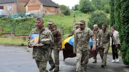 У громаді на Волині в останню путь провели Героя Юрія Лозу (фото)