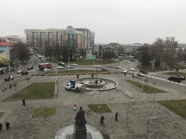 Біля «Променя» у Луцьку вже встановлюють ялинку: яка вона буде (фото, відео)
