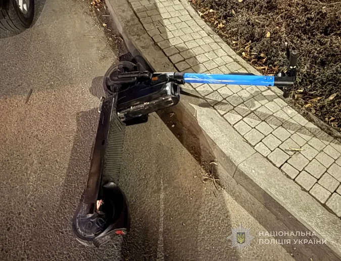 У Луцьку – ДТП: водійка збила двох підлітків, які їхали на самокаті (фото)