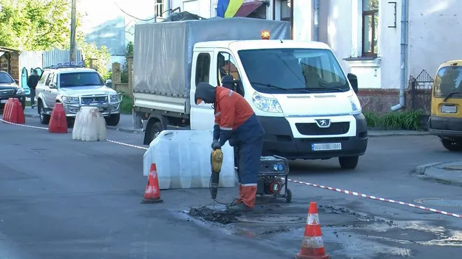 У Луцьку почали латати дороги, на які вказали патрульні