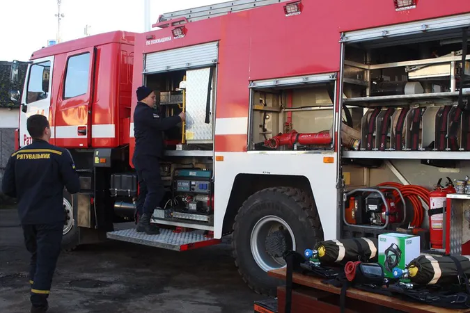 Волинські рятувальники отримали новий пожежний автомобіль (фото)
