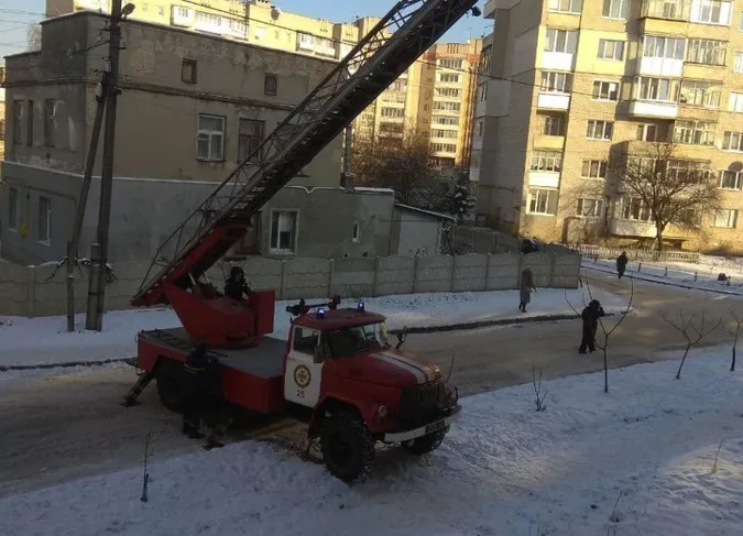 У Луцьку рятувальники визволяли дитину, яка випадково заблокувала себе вдома (фото, відео)