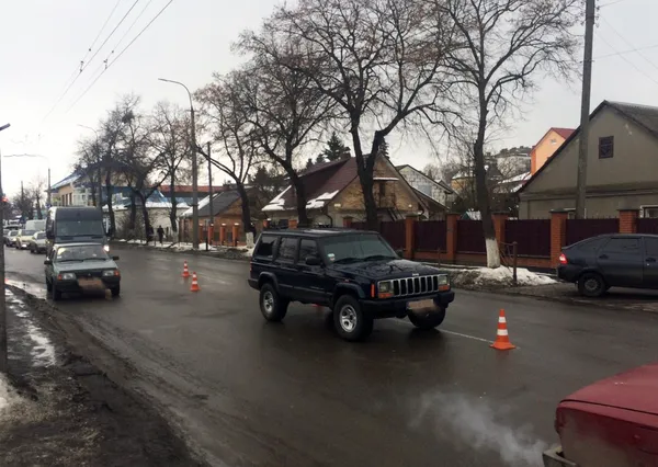 У Луцьку автомобіль наїхав на двох людей, які йшли поза переходом (фото)