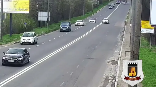 У Луцьку водій «рено» перетнув подвійну суцільну лінію, аби обігнати автомобілі (відео)