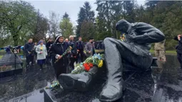 У Луцьку поклали квіти до пам'ятника невідомому солдату (фото)