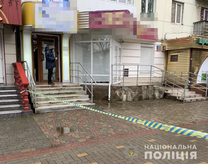 Поліція затримала нападника на фінустанову: ним виявився 55-річний лучанин (фото, відео)