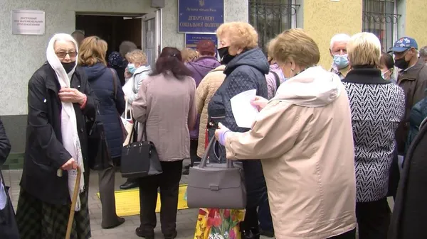 У Луцьку – довжелезні черги на переоформлення субсидій (фото)