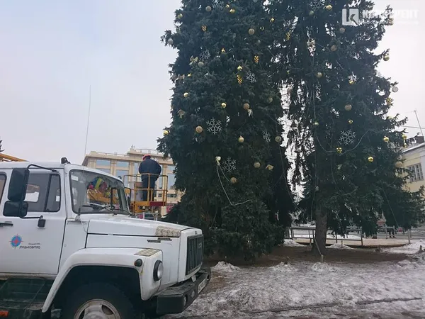 Свято закінчилося: із луцьких ялинок знімають прикраси (фото)