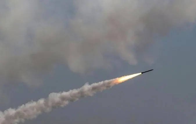 Над Київщиною збили російську ракету (відео)