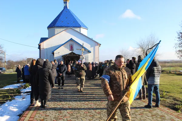 На Волині прощались із військовим Романом Кравчуком, який загинув в аварії на Житомирщині