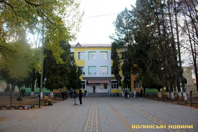 Мати померлої 8-річної лучанки кидалася на сусідів та гола бігала двором – сусіди