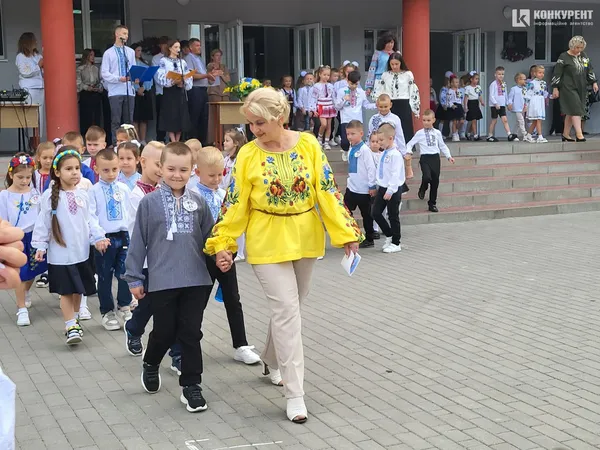 1 вересня у луцькому ліцеї №10: лінійка для першачків та випускників (фото)