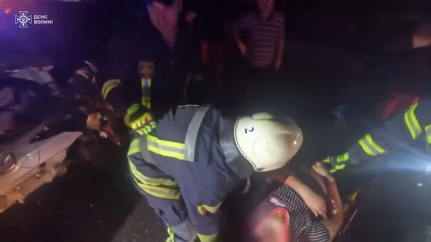 У Луцькому районі вночі сталася ДТП – пасажира затиснуло в авто (відео)