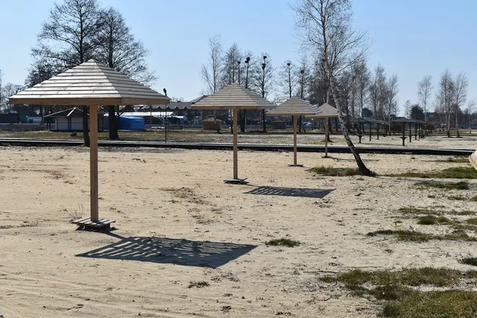 Парасольки, парковка, велосипедна доріжка: як змінився курортний Світязь (фото)