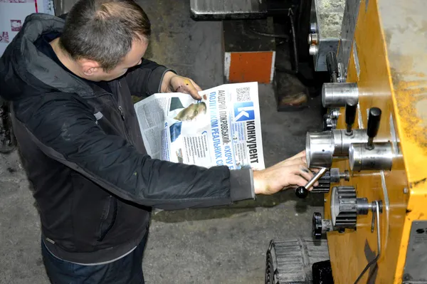 Перевірка перших примірників газети