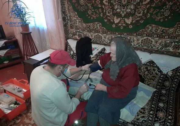 «Швидка» застрягла: на Волині фельдшера везли на виклик пожежним автомобілем (фото)