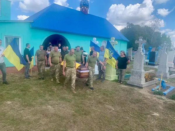 Три роки чекали на повернення: на Волині попрощалися з воїном Миколою Фоміним (фото)