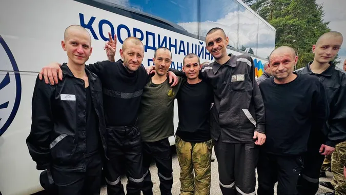 Звільнені українці повертаються додому: відбувся новий обмін військовополоненими (фото)